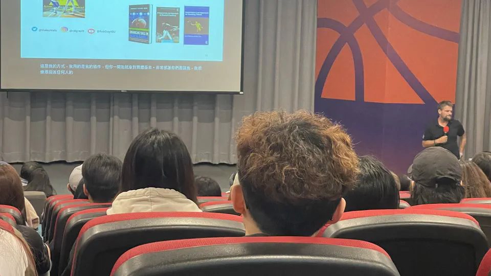 Data, Dirt, and Decision-Making: The Ecological Approach to Skill Acquisition / 數據、實務與決策力：動作學習的生態學途徑